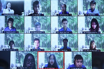 Thí sinh Vũ Hoàng Ngọc (ô màu đỏ) tranh tài cùng các đối thủ tại chung kết Cuộc thi trực tuyến tìm hiểu 65 năm truyền thống Hội LHTN Việt Nam.
