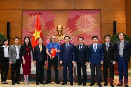 Chủ tịch Quốc hội Vương Đình Huệ và Giám đốc Công ty công nghệ NG Biotech Milovan Stankov và các đại biểu tại buổi tiếp. (Ảnh: DUY LINH)