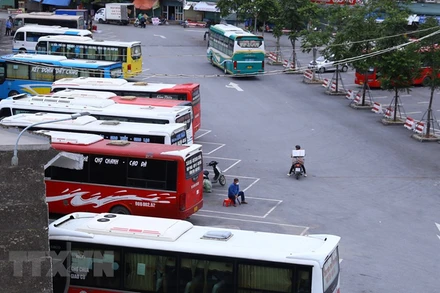 Xe khách liên tỉnh được hoạt động trở lại, bến xe Hà Nội vẫn vắng vẻ