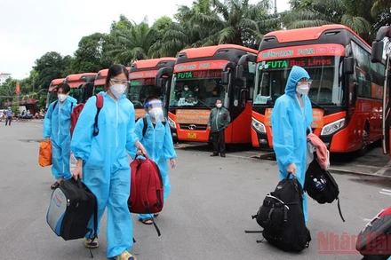 Người dân Hà Tĩnh về quê sáng 17/10 tại Bến xe Miền Đông.