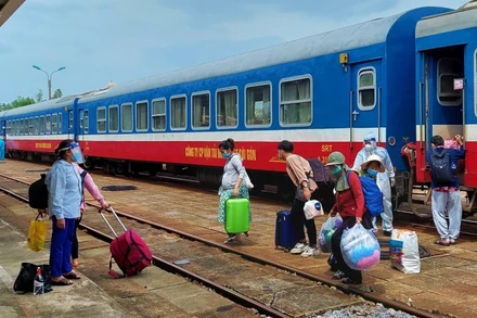 Đoàn tàu SE16 đưa công dân Quảng Bình khó khăn về quê.