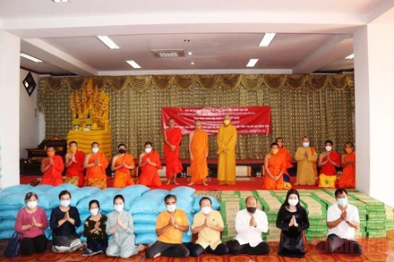 Toàn cảnh Lễ cúng dường Chư tôn đức Lào, ngày 19/10. (Ảnh: XUÂN SƠN)