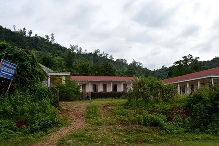 Khu nhà ban quản lý điều hành Dự án Thủy điện La Ngâu bỏ hoang từ năm 2010 đến nay. 