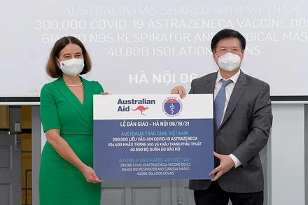 Đại sứ Australia tại Việt Nam Robyn Mudie và Thứ trưởng Y tế Trương Quốc Cường tại lễ bàn giao.