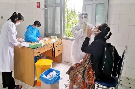 Lấy mẫu xét nghiệm SARS-CoV-2 tại thành phố Đà Lạt. 