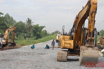 Đơn vị thi công Đường tỉnh 931 đang đẩy nhanh tiến độ.