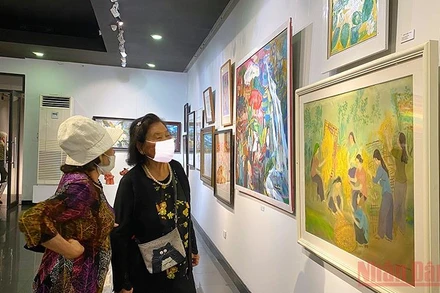 Khách tham quan triển lãm “Dấu ấn 2021”.