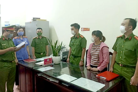 Đối tượng Cao Thị Hoài (thứ 2 từ phải sang) bị khởi tố về hành vi “Lừa đảo chiếm đoạt tài sản”.