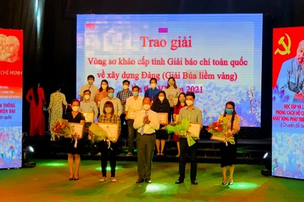 Ban Tổ chức trao giải thưởng cho các tác giả, nhóm tác giả đạt giải vòng sơ khảo cấp tỉnh giải Búa Liềm Vàng năm 2021.