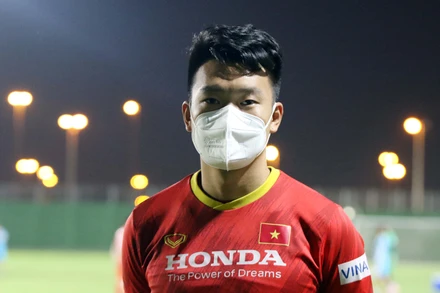 Hậu vệ Thành Chung trả lời phỏng vấn trước buổi tập ngày 5/10. (Ảnh: VFF)