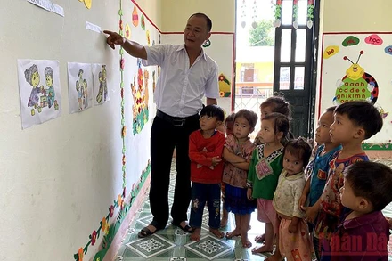 Giáo viên lớp mầm non ở điểm trường Huổi Đá, xã Nậm Kè, huyện Mường Nhé, Điện Biên (Ảnh minh họa: Lê Lan).