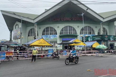 Chợ Long Xuyên tiếp tục tạm ngưng hoạt động. (Ảnh: THANH DŨNG)