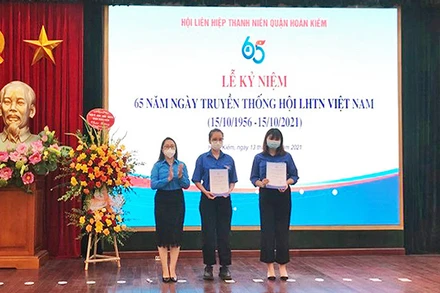 Bí thư Quận đoàn, Chủ tịch Hội LHTN quận Hoàn Kiếm trao quyết định thành lập cho đại diện Câu lạc bộ Tình nguyện Cầu Đất và Câu lạc bộ Tuyên truyền văn hóa lịch sử Thăng Long - Hà Nội.