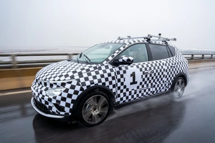 Xe ô-tô điện VF e34 bắt đầu chạy thử nghiệm trên đường đô thị.