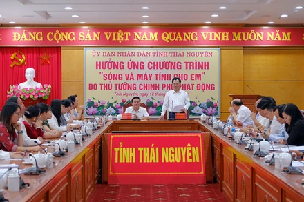 Các doanh nghiệp trên địa bàn tỉnh ủng hộ 8,3 tỷ đồng cho chương trình “Sóng và máy tính cho em”.