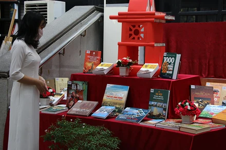 Độc giả đến với trưng bày sách báo về Hà Nội.