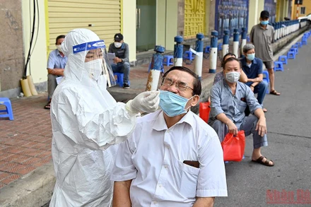 Xét nghiệm Covid-19 cho người dân Hà Nội. (Ảnh: DUY LINH)