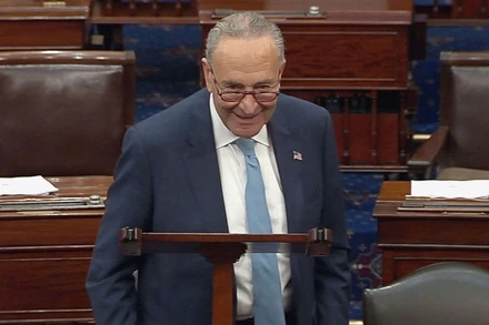 Lãnh đạo phe đa số tại Thượng viện Chuck Schumer thông báo đạt được thỏa thuận nâng trần nợ công. (Ảnh: ABC News)