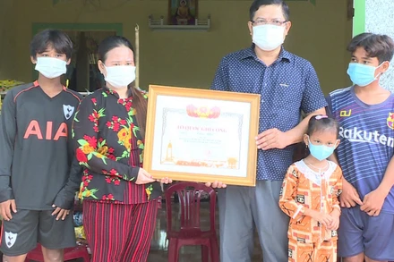 Vợ và ba con nhỏ của ông Châu Khêl nhận Bằng Tổ quốc ghi công của Thủ tướng Chính phủ.