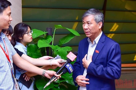 Đại biểu Quốc hội Nguyễn Anh Trí trao đổi với báo chí bên hành lang Quốc hội. Ảnh: DUY LINH