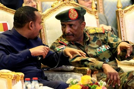 Ông Abdel Fattah al-Burhan và Thủ tướng Ethiopia Abiy Ahmed tại thủ đô Khartoum, Sudan, ngày 17/8/2019. (Ảnh: Reuters)