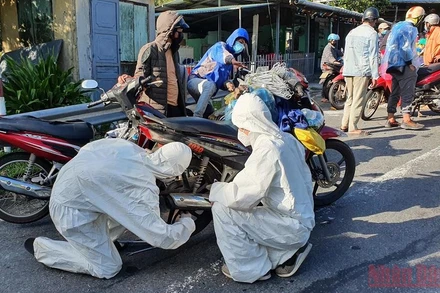 Đội SOS Đại học Đông Á có mặt 24/24 hỗ trợ người dân khi ngang qua Đà Nẵng. (Ảnh: ANH ĐÀO)