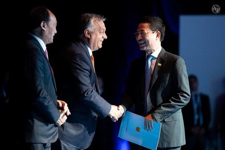 Bộ trưởng Thông tin và Truyền thông Nguyễn Mạnh Hùng gặp gỡ Thủ tướng Hungary và đại diện Liên minh Viễn thông Quốc tế (ITU) khi tham dự sự kiện ITU Telecom 2019.