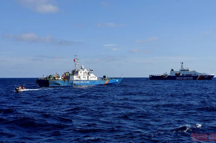 Tàu Cảnh sát biển Việt Nam tuần tra, bảo vệ chủ quyền trên biển.