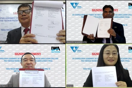 Đại diện các bên chụp ảnh cùng văn bản ký kết.