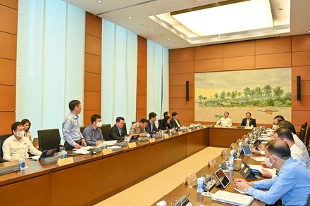 Sáng 21/10, tại Nhà Quốc hội, các đại biểu Quốc hội thảo luận tại tổ về kinh tế - xã hội và ngân sách nhà nước. (Ảnh: DUY LINH - THỦY NGUYÊN)