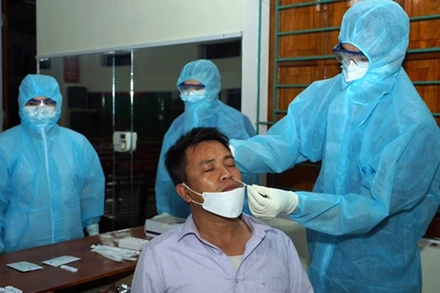 Người dân TP Hà Giang tự giác đi xét nghiệm Covid-19.