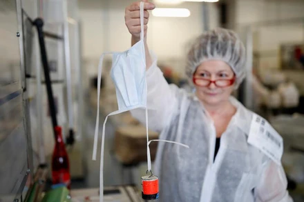 Thử độ bền của khẩu trang tại một nhà máy sản xuất ở Saint-Barthelemy-d'Anjou, Pháp. (Ảnh: Reuters)