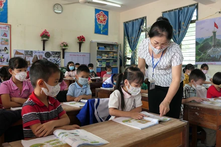 Học sinh Trường Tiểu học 1-5, thị trấn Vị Xuyên đeo khẩu trang trong lớp học.