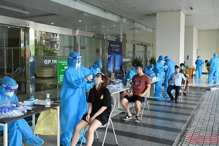 Xét nghiệm Covid-19 diện rộng ở Hà Nội. (Ảnh: DUY LINH)