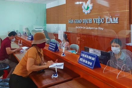 Người lao động tìm việc làm tại Trung tâm dịch vụ việc làm Quảng Bình.