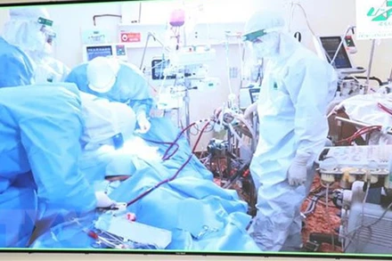 Điều trị bệnh nhân Covid-19 tại Bệnh viện Quân y 175. (Ảnh: Hồng Pha/TTXVN)