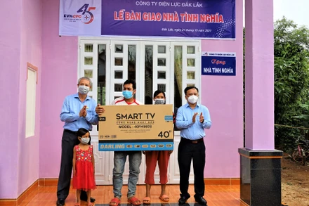 Lãnh đạo Công ty Điện lực Đắk Lắk trao tặng nhà tình nghĩa và chiếc ti vi cho gia đình bà H’BLing Niê.