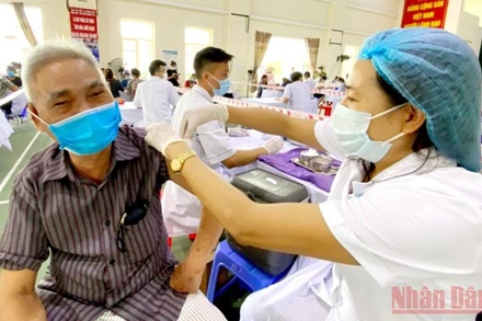 Người dân ở huyện đảo Cô Tô (Quảng Ninh) được tiêm chủng mũi 2 vaccine phòng Covid-19.