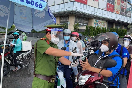 Lực lượng Công an TP Hồ Chí Minh kiểm tra các phương tiện ra vào thành phố.