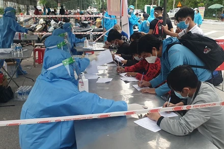 Tổ chức đón tiếp người lao động từ miền nam trở về bằng xe máy tại cầu Bến Thủy, tiến hành kê khai y tế và chở về khu cách ly tập trung