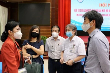 Lãnh đạo UBND tỉnh Đồng Nai trao đổi với doanh nghiệp FDI về các biện pháp khôi phục sản xuất.