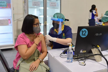 Người dân tiêm vaccine ngừa Covid-19 tại một điểm tiêm chủng ở Bangkok. (Ảnh: NAM ĐÔNG)