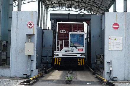 Hoạt động soi chiếu container tại Cát Lái - TP Hồ Chí Minh.