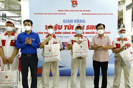 Trao các “Túi an sinh” tặng thanh niên công nhân, người lao động có hoàn cảnh khó khăn.
