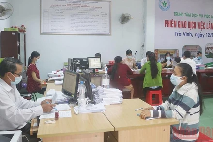 Người lao động bị ảnh hưởng bởi dịch Covid-19 đến Trung tâm Dịch vụ việc làm tỉnh Trà Vinh đăng ký hưởng trợ cấp thất nghiệp.