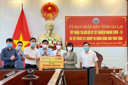Đại diện Tập đoàn T&T Group và Ngân hàng SHB trao tặng 150.000 bộ kit xét nghiệm nhanh Covid-19 cho đại diện lãnh đạo tỉnh Gia Lai.