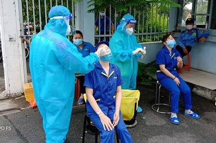 Công ty FRONICS, KCX Tân Thuận test nhanh, kiểm tra y tế cho công nhân sáng 4/10.