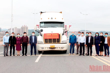 Đại diện lãnh đạo Bộ Y tế và thành phố Móng Cái tiếp nhận số hàng viện trợ chống dịch của tỉnh Quảng Tây (Trung Quốc). 