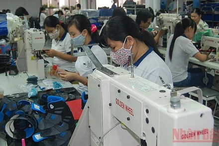 Công nhân Công ty cổ phần Giày Thái Bình (Đồng Nai) sản xuất giày thể thao xuất khẩu. (Ảnh: Quang Hưng)