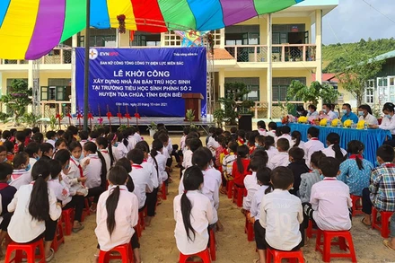 Đại diện Tổng Công ty Điện lực miền Bắc, Công ty Điện lực Điện Biên cùng chính quyền địa phương động thổ khởi công nhà ăn tặng học sinh bán trú.